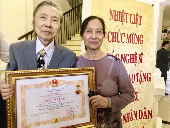 Rạng sáng 7/4, trên trang cá nhân, cả Khánh Linh và anh trai là nhạc sĩ Ngọc Châu đều đồng loạt đổi ảnh đại diện sang màu đen và chia sẻ hình ảnh của bố để tưởng nhớ. Bố ca sĩ Khánh Linh là NSƯT Phạm Ngọc Hướng, ông sinh năm 1936, từng là diễn viên nhạc, nghệ sĩ biểu diễn đàn bầu tại Nhà hát Ca Múa Nhạc Việt Nam. Ông được phong tặng NSƯT vào năm 2019 khi đã ở tuổi 84. Đây là món quà tuy muộn màng nhưng rất đáng quý sau những năm cống hiến miệt mài cho nghệ thuật của nghệ sĩ Ngọc Hướng.