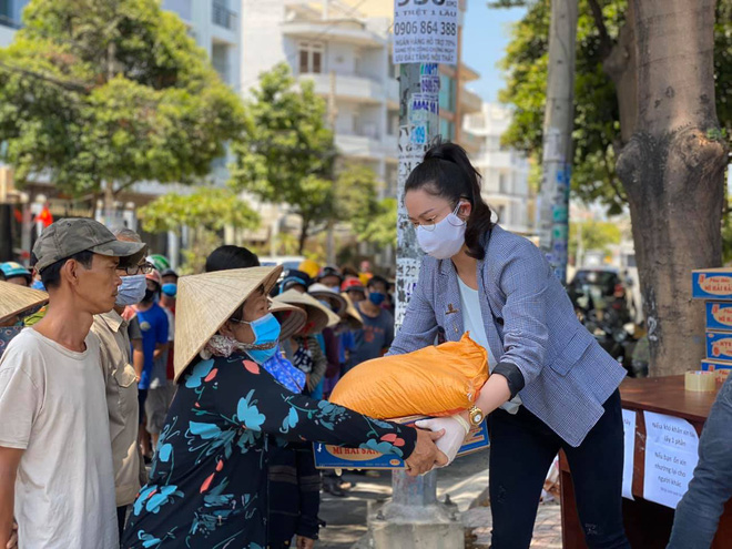 Trên trang cá nhân mới đây, Nhật Kim Anh vừa cập nhật thông tin về việc thiện nguyện. Giữa lúc toàn xã hội đang cách ly chống dịch Covid-19, Nhật Kim Anh cho biết cô luôn ở nhà niệm phật cầu nguyện cho dịch bệnh mau qua và sớm có thuốc điều trị cho người dân bớt khổ. Theo đó, Nhật Kim Anh phát tâm hỗ trợ 300 thùng mì và 3 tấn gạo, phát trước cửa công ty tại khu vực quận 6 và gửi 120 phần mì và gạo cho uỷ ban phường 11, phát cho các hộ khó khăn trên địa phận nơi Kim Anh làm việc.
