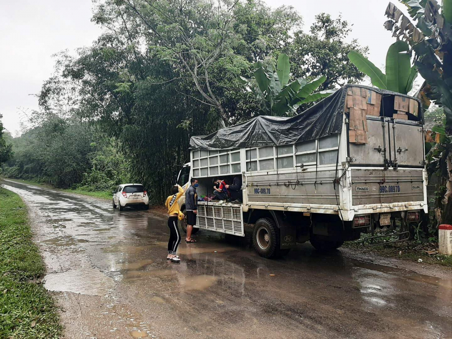 15 người trốn trong thùng xe tải để đi dự đám ma.