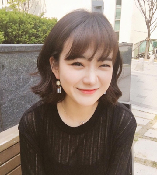 Kết hợp với mái bằng bạn sẽ càng trẻ trung ngọt ngào hơn