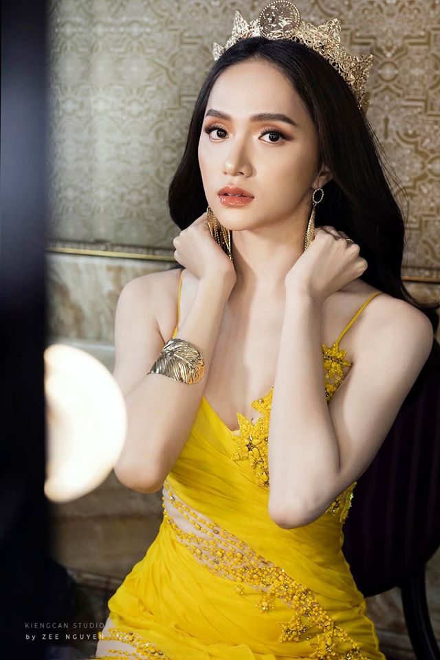 Kể từ sau khi đăng quang ngôi vị Hoa hậu Chuyển giới Quốc tế 2018, sự nghiệp của Hương Giang lên như diều gặp gió. Ngoài diện mạo xinh đẹp, Hương Giang còn chứng minh mình có cá tính sắc sảo, điều này thể hiện trong các phát ngôn của cô. Mới đây, nàng Hậu chia sẻ đoạn clip trò chuyện cùng bạn bè. Khi được hỏi làm sao mà buồn, cô liền đáp: 