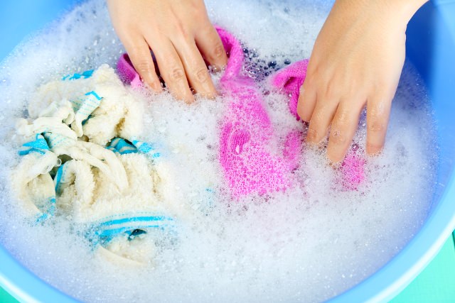 Cách tẩy vết dầu nhớt trên quần áo
