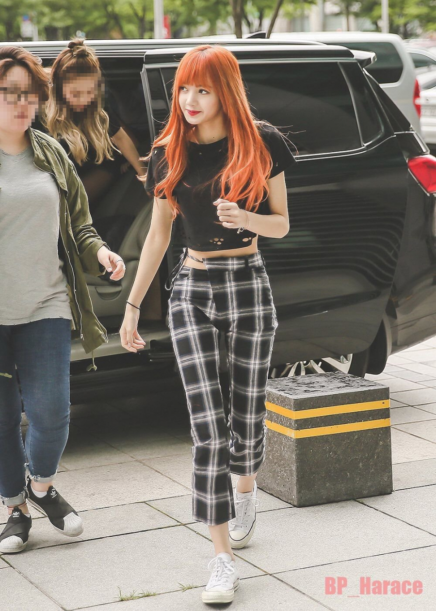 BlackPink Lisa mặc kiểu quần caro khá la ở phần đai lưng