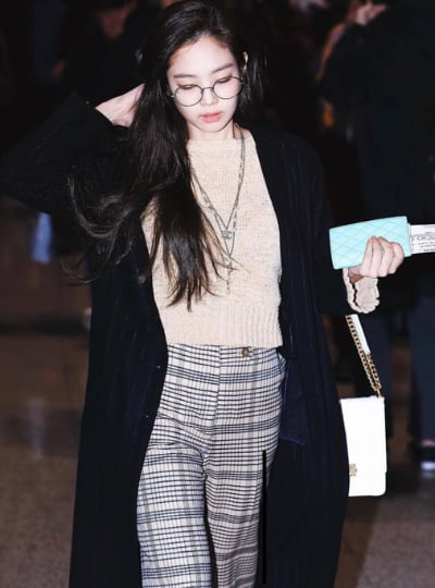 BlackPink Jennie nhẹ nhàng khi kết hợp quần caro với áo len cadigan