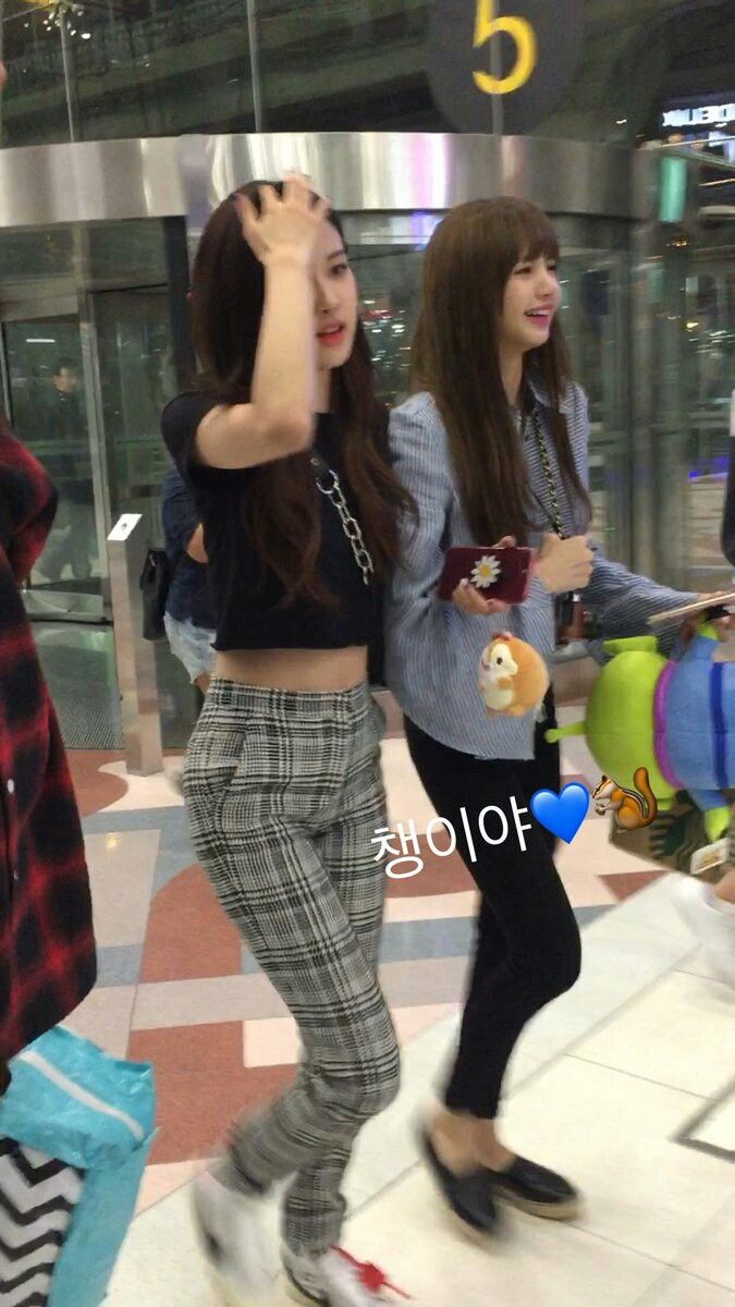 BlackPink Rosé hack dáng triệt để với tregging caro cùng áo crotop