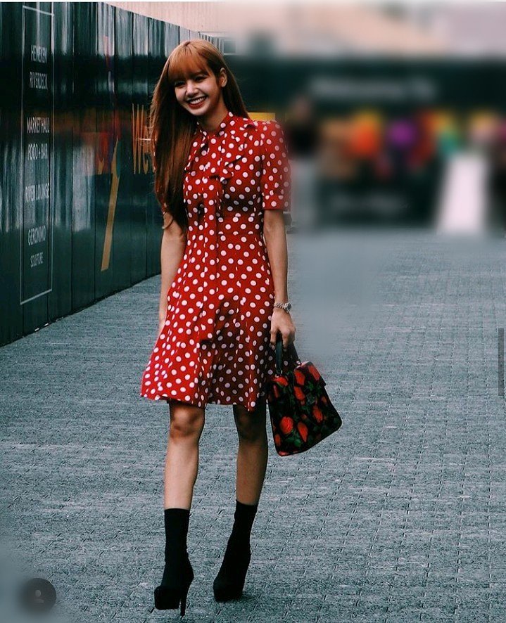 Cô nàng Lisa (BlackPink) - ngôi sao xu hướng sở hữu 30 triệu người theo dõi trên instagram cũng mê mẩn váy chấm bi