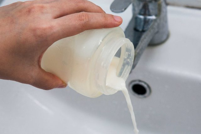 Nếu sữa pha thừa, tuyệt đối không được vì tiếc mà giữ lại.