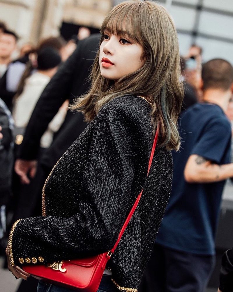 Lisa gây bão các diễn đàn mạng trên thế giới với Shbet123 Link Vào ShBet Mới Nhất lob duỗi phồng màu xám khói cực chất của mình