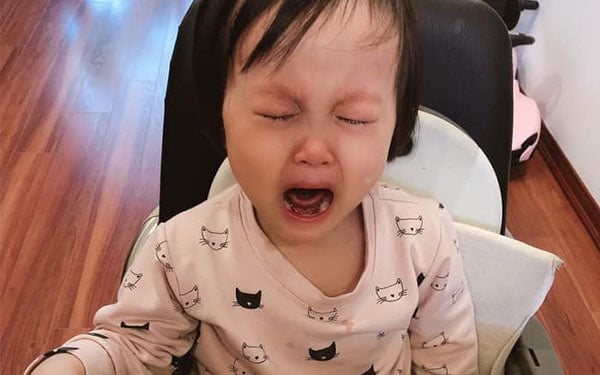 Con khóc lóc không chịu ăn bún mọc