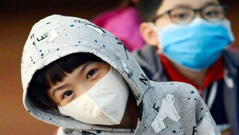 Cha mẹ nên tránh để trẻ ra nơi công cộng rửa tay xúc miệng thường xuyên để phòng dịch Covid -19