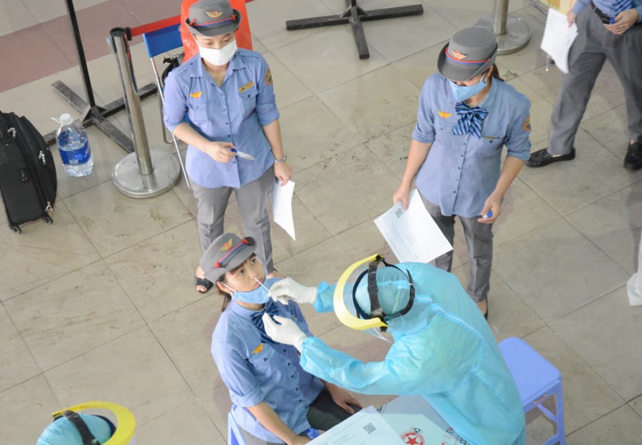 Nhân viên trên tàu cũng được lấy mẫu xét nghiệm. (Ảnh: Thanh niên)