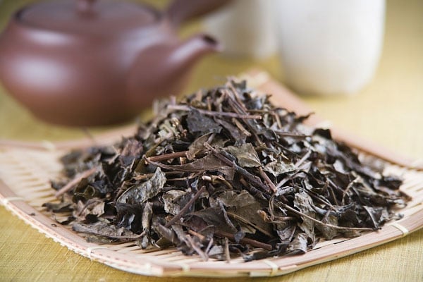 Bã chè khô giúp khử mùi hôi trong tủ giày hiệu quả
