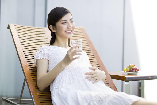 Mẹ bầu nên uống đủ số lượng nước lọc trong một ngày