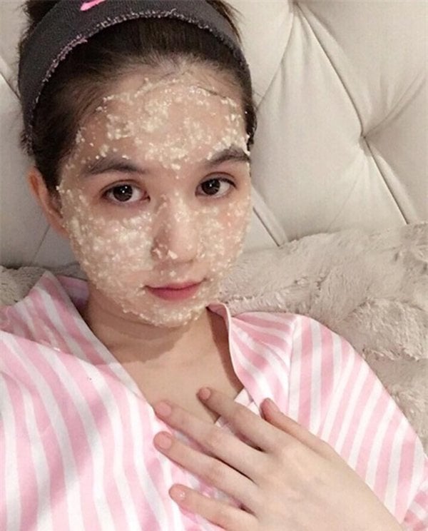 khong-can-den-spa-nhung-nguoi-dep-nay-van-massage-da-mat-tai-nha-voi-toan-nguyen-lieu-thien-nhien-thi-ra-day-chinh-la-cach-ngoc-trinh-duong-da-trang-1586535377-554-width600height744