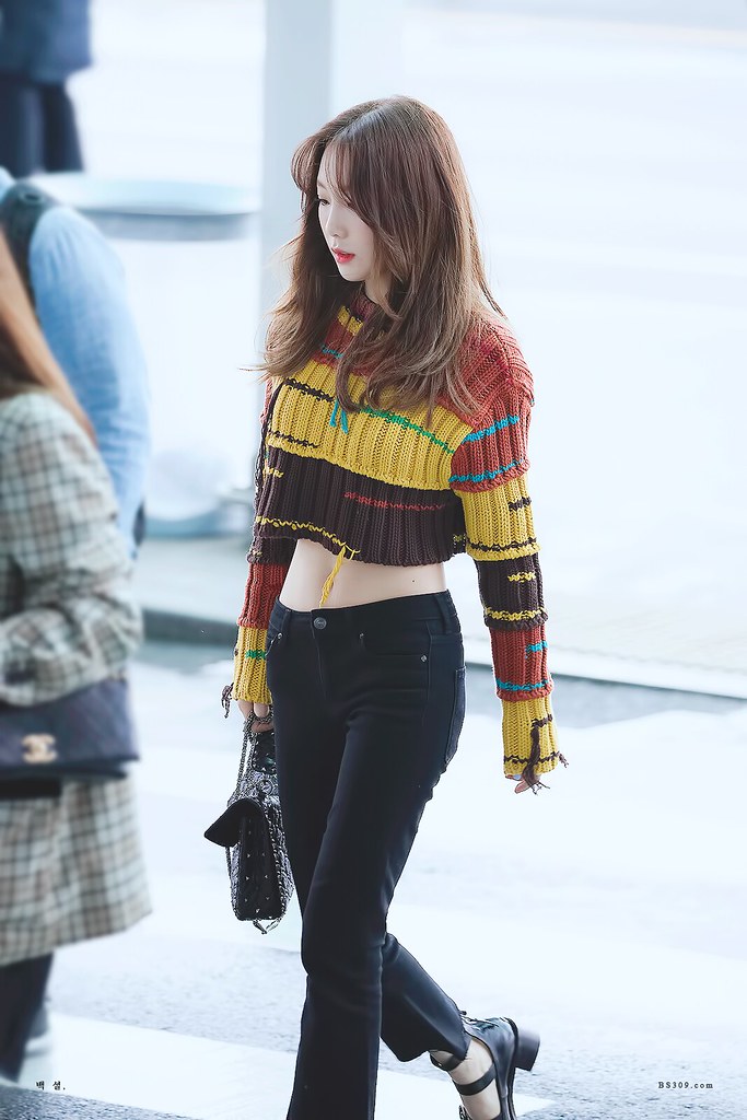 Vốn sở hữu vòng eo nhỏ đáng ngưỡng mộ nhờ luyện tập pilates chăm chỉ, Taeyeon cũng rất siêng diện những kiểu mẫu áo croptop khác nhau