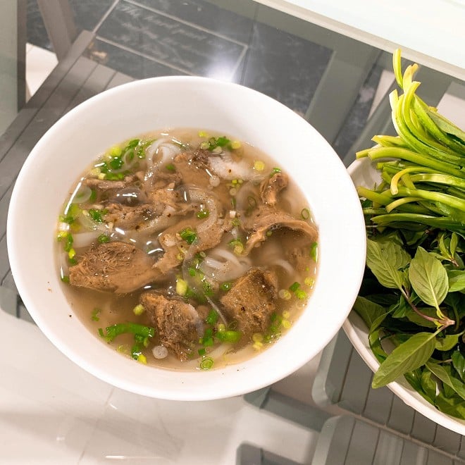Nhìn bát phở ông xã Lê Phương nấu chắc ai cũng phải thèm thuồng.