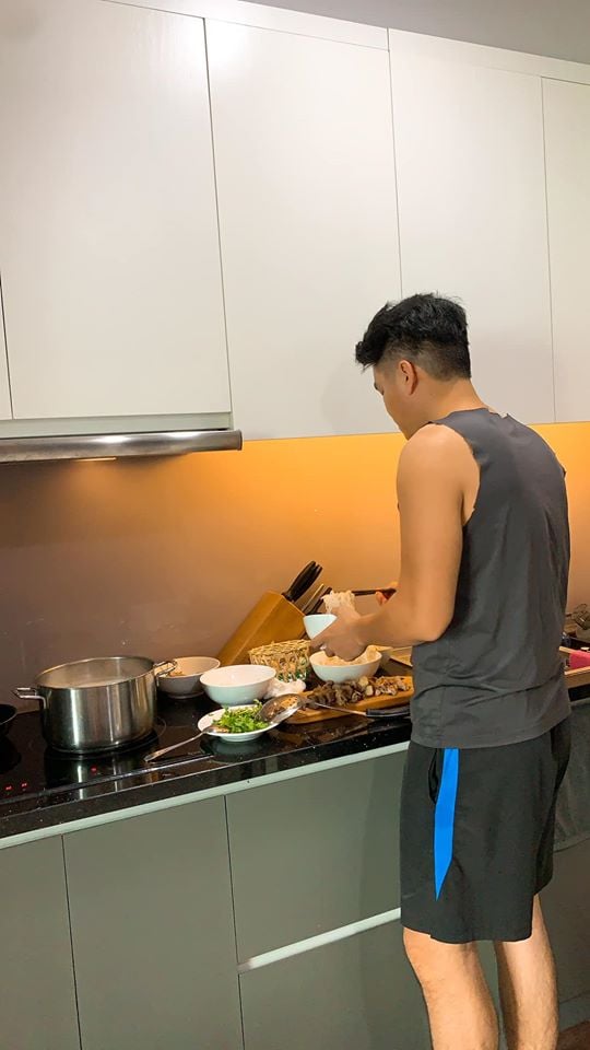 Trung Kiên thường xuyên vào bếp nấu ăn cho vợ con.