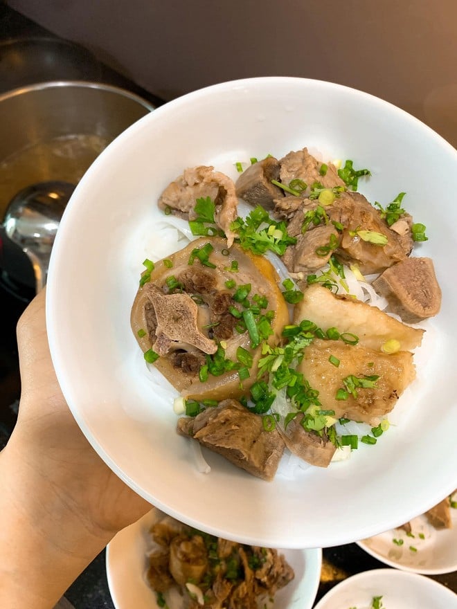 Lê Phương hạnh phúc khi được chồng vào bếp nấu phở cho mình. Nữ diễn viên khiến hội chị em ghen tỵ khi có được người chồng luôn quan tâm chăm sóc.