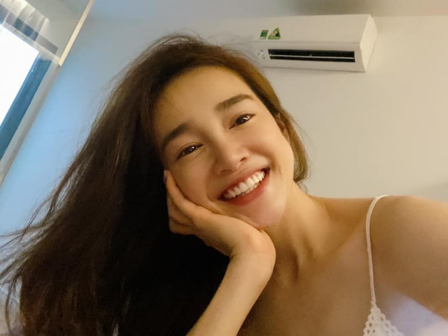 Kể cả khi không trang điểm kỹ lưỡng, nữ diễn viên vẫn hớp hồn người đối diện bởi nhan sắc mẹ một con. Nhìn hình ảnh này, khó ai nghĩ cô đã chạm ngưỡng tuổi 30.