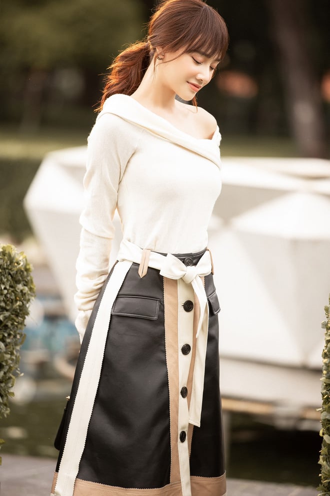 Ở hiện tại, Nhã Phương đã thăng hạng nhan sắc đáng kể, cô vẫn giữ nét đẹp mong manh nhưng không kém phần cuốn hút và sang chảnh.