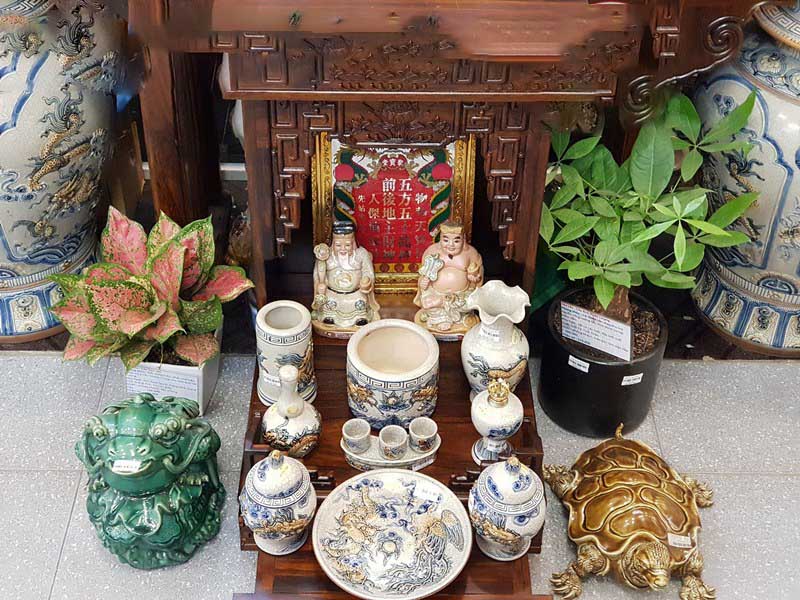 ong-than-tai-dat-ben-trai-hay-phai-01