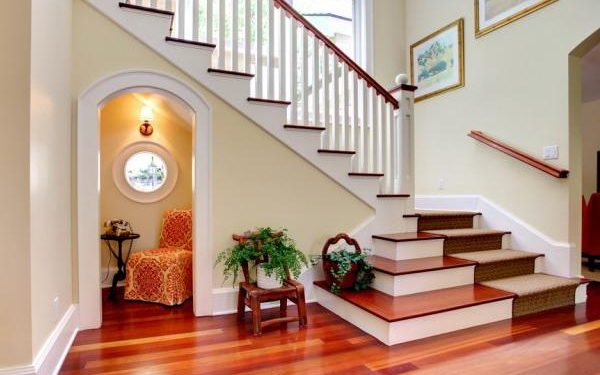 Không xây nhà vệ sinh dưới gầm cầu thang