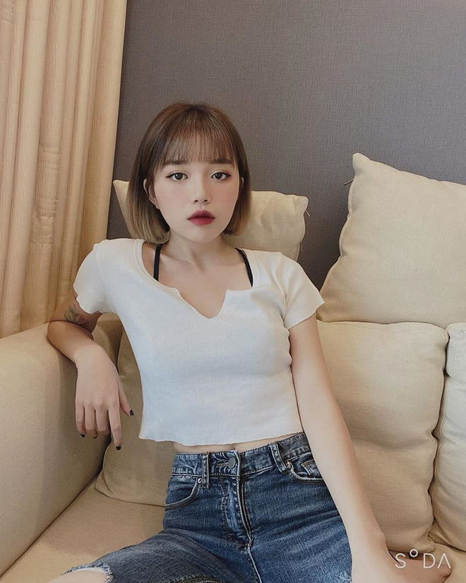 Trước thông tin cho rằng Linh Ngọc Đàm tung ra mâu thuẫn với Midu, nữ streamer cũng đã khẳng định không hiểu sao lại bị khơi dậy và cô không cần dùng cách này để gây chú ý: 'Câu chuyện tức cười nhất là phốt của chị MiDu. Chưa bàn đến đúng sai nhưng em không hiểu thông tin ở đâu là em tố, em bóc phốt, em than thở, em ấm ức? Em chả nói gì. Em đi quay MV trong 2 ngày và em về thẳng nhà từ đó về sau ngoài truyền thông cho MV ra em chả nói gì. Mọi người ơi có logic 1 tí đi. Tin đồn tự nhiên xuất hiện xong cái mọi người kêu em tố ? Ủa em tố gì. Thôi kết thúc ở đây.'