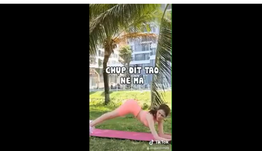 Ngọc Trinh tập trung pose dáng nhờ bạn tranh thủ chụp ảnh sống ảo.