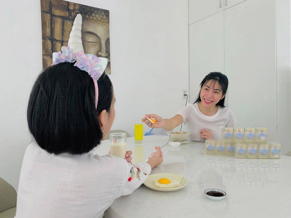 Mới đây, Thủy Tiên hiếm hoi khoe ảnh con gái. Dù chỉ là bức ảnh chụp phía sau, cũng có thể thấy ái nữ nhà Thuỷ Tiên - Công Vinh nay đã lớn phổng phao và ra dáng thiếu nữ hẳn hoi. Bánh Gạo để tóc búp ngang vai rất xinh xắn. Cũng theo chia sẻ của Thủy Tiên, bé Bánh Gạo dù mới 7 tuổi nhưng khá hiểu chuyện và lanh lợi, luôn có những cuộc hội thoại thú vị với bố mẹ khi ở nhà. Cư dân mạng đều năn nỉ Thuỷ Tiên sẽ sớm công khai gương mặt công chúa của mình.