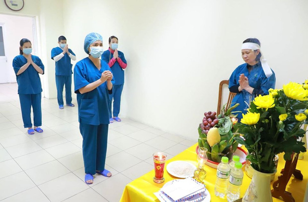 Nữ điều dưỡng lập bàn thờ chịu tang cha trong ở khu cách ly. 