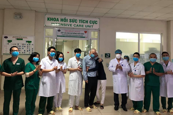 Bệnh nhân người Anh có tiền sử ung thư máu được chữa khỏi Covid-19 tại Việt Nam.
