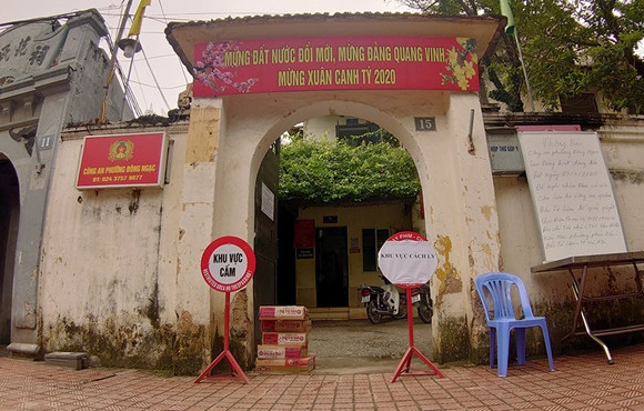 Trụ sở Công an phường Đông Ngạc (Bắc Từ Liêm) bị phong tỏa sau khi phát hiện ca nhiễm 243. Ảnh Trần Cường