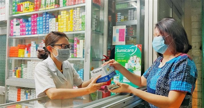 Thạc sĩ, bác sĩ Nguyễn Quốc Thái, Trung tâm Bệnh Nhiệt đới, Bệnh viện Bạch Mai, cho biết việc tự mua thuốc điều trị tình trạng cảm cúm tại các hiệu thuốc có thể làm mất dấu những người mắc Covid-19. (Ảnh minh họa)