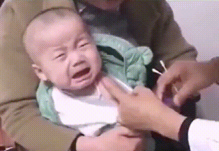 Đang khóc vật vã vì bị tiêm, bé trai lập tức thay đổi biểu cảm cực đáng yêu khi nhìn mặt cô y tá