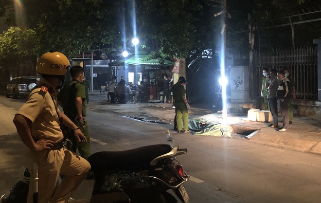 Hiện trường phát hiện thi thể trong bao tải.Ảnh: L.T.
