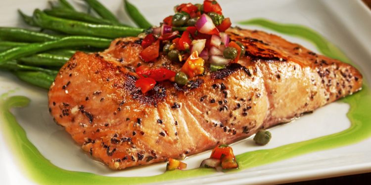 Cá hồi nướng tốt cho mẹ bầu 3 tháng cuối