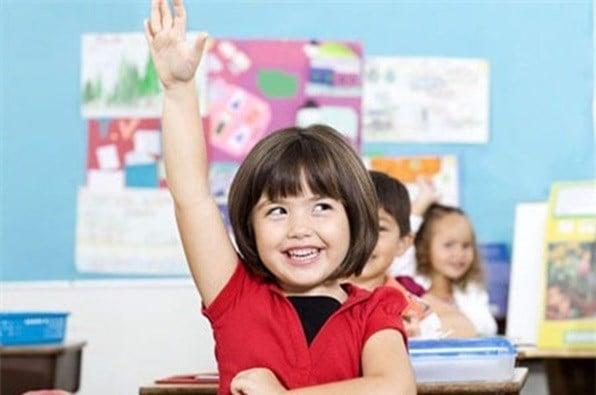 Cách giúp bé tự tin khi ra ngoài 