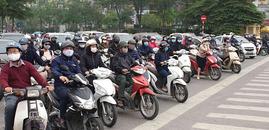 Nhiều người dừng chờ đèn đỏ tại nút giao thông Ô Chợ Dừa, quận Đống Đa sáng 16/4. (Ảnh: Báo Giao thông)