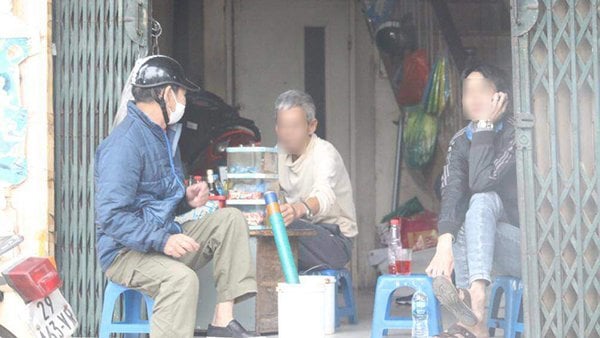 Một quán nước chè ở địa bàn quận Hai Bà Trưng đã bán hàng. Người bán và khách không đeo khẩu trang. (Ảnh: Báo Giao thông)