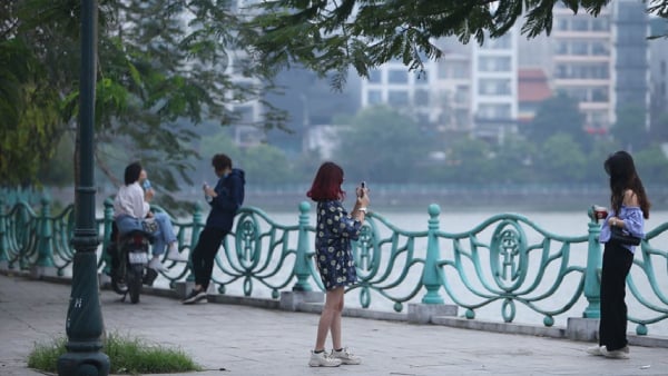 Nam thanh nữ tú rủ nhau ra Hồ Tây hóng gió, chụp ảnh. (Ảnh: TTXVN)