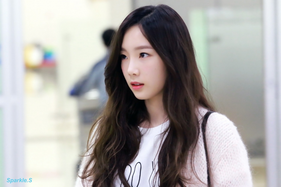 Xoăn wavy giúp Taeyeon nhìn vô cùng xinh đẹp, ngọt ngào và nữ tính