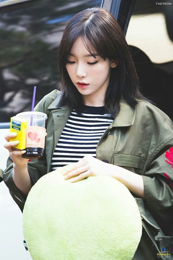 Mái tóc ngắn ngang vai tỉa layer này của Taeyeon lại giúp cô nhìn vừa trẻ trung lại dịu dàng và ngọt ngào hết phần thiên hạ