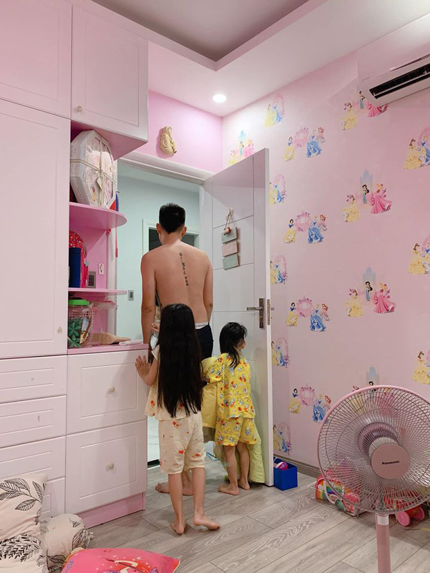 Mới đây, Ốc Thanh Vân chia sẻ loạt khoảnh khắc các nhóc tỳ ôm chăn gối chạy tứ tung, Shbet111 slot, casino, thể thao, xổ số náo loạn giữa đêm. Cô cho biết những hình ảnh này được ghi lại lúc 12 giờ khuya, khi các con đã chìm vào giấc ngủ thì chồng cô bỗng dưng la thất thanh, phát hiện 