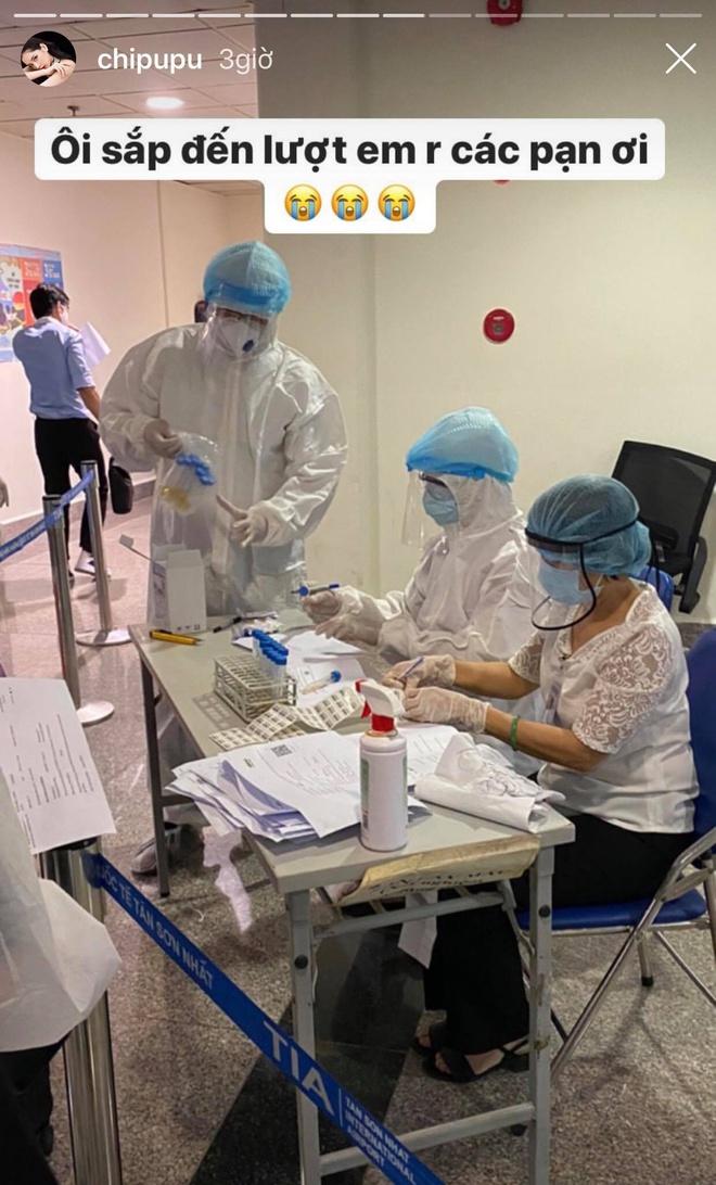 Hôm 16/4, Chi Pu đáp chuyến bay từ Hà Nội đi TP.HCM. Khi hạ cánh, nữ ca sĩ cùng các hành khách phải xếp hàng để lấy mẫu xét nghiệm Covid-19. Chi Pu chia sẻ mỗi người đều phải khai báo y tế và lấy mẫu xét nghiệm Covid-19, vì thế quá trình xếp hàng đợi kéo dài vài giờ đồng hồ. Sau khi xét nghiệm tại chỗ, nữ ca sĩ cảm thấy nhẹ người và không còn lo lắng.