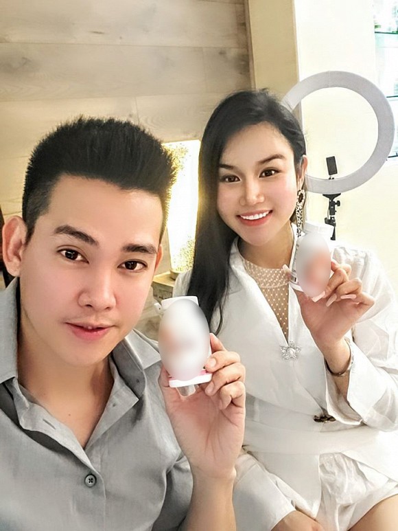 Mới đây, trên trang cá nhân một người bạn của Phùng Ngọc Huy đăng tải hình ảnh mới nhất của anh. Với Link Vào SHBET88 Mới Nhất húi cua, Phùng Ngọc Huy trông trẻ trung và điển trai hơn trước. Đây là lần hiếm hoi anh xuất hiện sau khi Mai Phương qua đời. Một tín hiệu đáng vui là anh đã dần ổn định lại công việc. Theo một nguồn tin thân cận cho biết, cuối tháng này, bố mẹ của Phùng Ngọc Huy sẽ đón bé Lavie về chăm sóc để đợi anh hoàn thành thủ tục về nước và đón con gái.