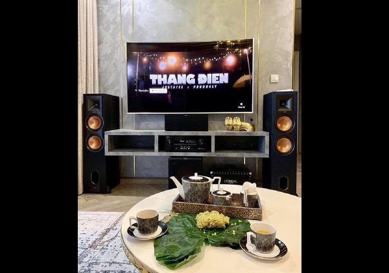 Khu vực để tivi và dàn âm thanh.
