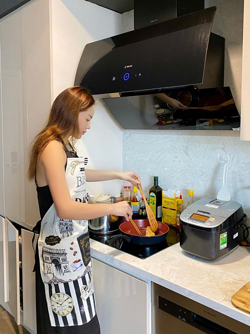 Không gian bếp gọn gàng với các thiết bị hiện đại.