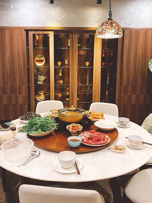 Kỳ Duyên đặt một bàn ăn kích thước lớn trong căn hộ. Phía sau là tủ rượu mà nàng hậu vô cùng tâm đắc.