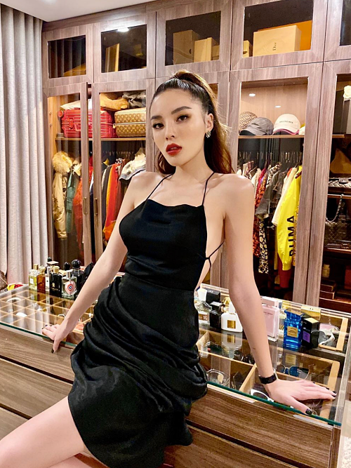 Vốn nổi tiếng với việc sở hữu vô số hàng hiệu, Kỳ Duyên dành hẳn một góc trong căn nhà để sắp xếp những món đồ thời trang yêu thích.