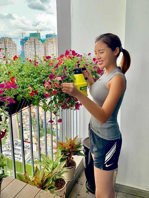 Thời gian rảnh, người đẹp dành thời gian để chăm sóc cây cảnh trong nhà.